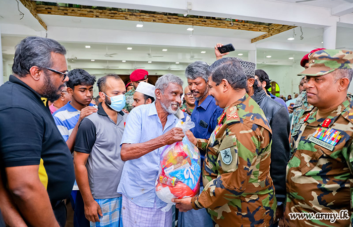 நாட்டில் ஏற்பட்ட பேரழிவை மதிப்பாய்வு செய்ய 11வது காலாட்படைப் பிரிவு AOR பகுதிகளை நேரில் பார்வையிட்ட இராணுவத் தளபதி